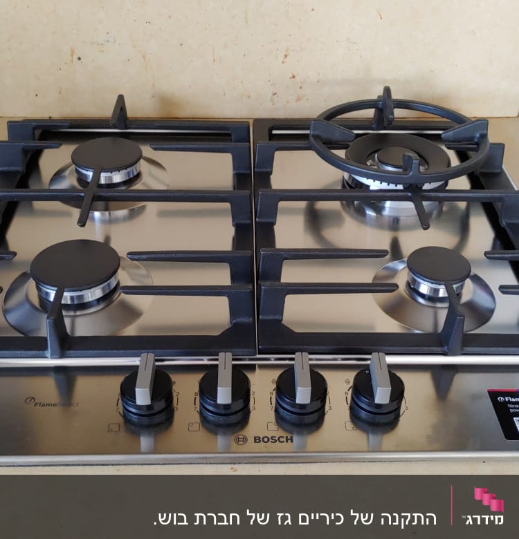 כיריים גז עם ארבעה מבערים וכפתורי שליטה